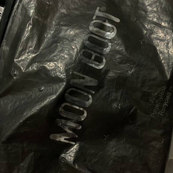 Selling my baby moon boots ordered them she can’t fit them BRAND NEW - Picture 5 of 5